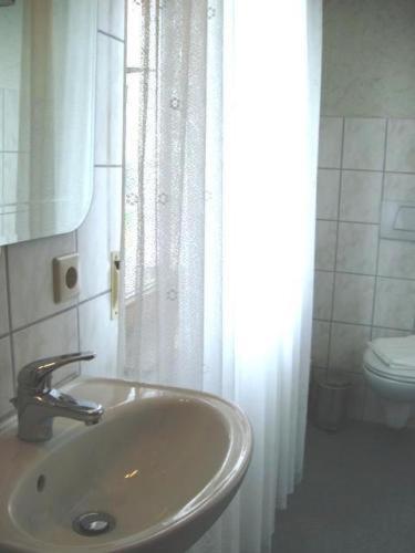 Hotel Adler Aichelberg  Екстериор снимка