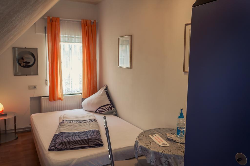 Hotel Adler Aichelberg  Стая снимка