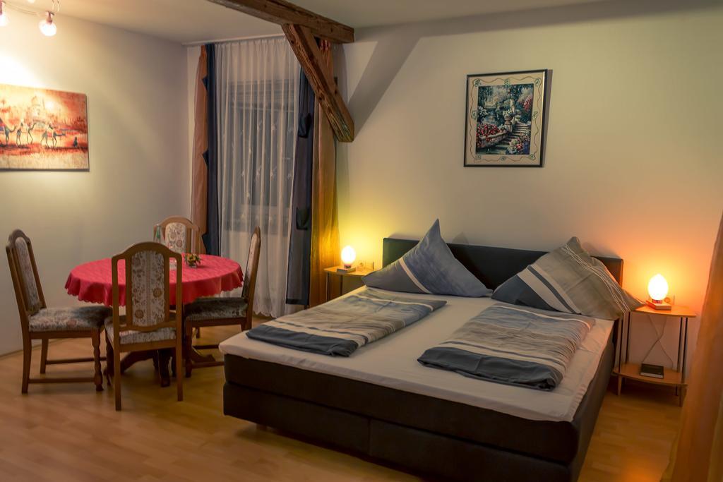 Hotel Adler Aichelberg  Стая снимка