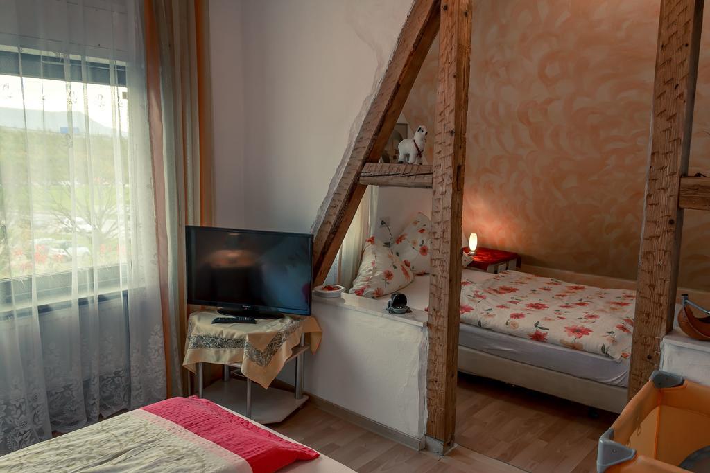 Hotel Adler Aichelberg  Стая снимка